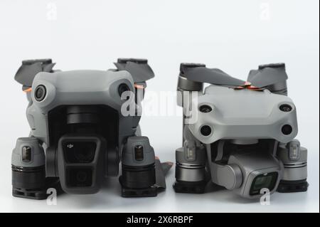 New York, Stati Uniti d'America - 11 maggio 2024: Confronta due droni DJI Air affiancati alla vista della telecamera anteriore Foto Stock