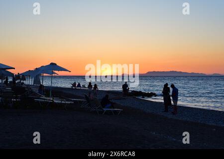 Tramonto sulla spiaggia di Ialysos, Rodi, Grecia Foto Stock