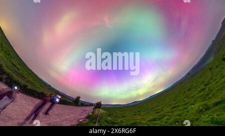 Grandangolo giallo dorato ultra raro con tavolozza colori Rainbow Spectrum Aurora Borealis Moonset a Whitesheet Hill nel Wiltshire (1 di 2) Foto Stock