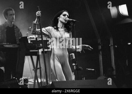 PJ HARVEY, GLASTONBURY FESTIVAL, 1995: PJ Harvey suona il palco principale al Glastonbury Festival, Pilton Farm, Somerset, Inghilterra il 24 giugno 1995. Nel 1995 il festival ha celebrato il suo 25 ° anniversario. Non c'era una fase piramidale quell'anno, dato che era bruciata. Foto: ROB WATKINS. INFO: PJ Harvey è un'acclamata cantautrice e musicista britannica nota per la sua voce distintiva e lo stile eclettico. Con numerosi premi, tra cui il Mercury Prize, il suo lavoro influente abbraccia generi rock, punk e alternative, rendendola una figura fondamentale nella musica contemporanea. Foto Stock