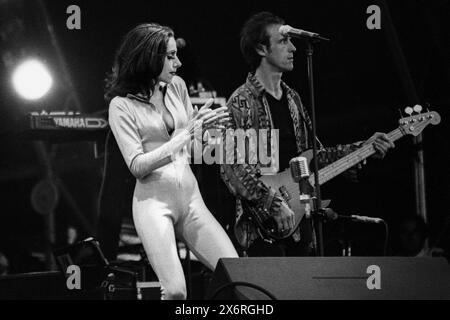 PJ HARVEY, GLASTONBURY FESTIVAL, 1995: PJ Harvey suona il palco principale al Glastonbury Festival, Pilton Farm, Somerset, Inghilterra il 24 giugno 1995. Nel 1995 il festival ha celebrato il suo 25 ° anniversario. Non c'era una fase piramidale quell'anno, dato che era bruciata. Foto: ROB WATKINS. INFO: PJ Harvey è un'acclamata cantautrice e musicista britannica nota per la sua voce distintiva e lo stile eclettico. Con numerosi premi, tra cui il Mercury Prize, il suo lavoro influente abbraccia generi rock, punk e alternative, rendendola una figura fondamentale nella musica contemporanea. Foto Stock