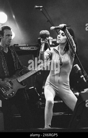 PJ HARVEY, GLASTONBURY FESTIVAL, 1995: PJ Harvey suona il palco principale al Glastonbury Festival, Pilton Farm, Somerset, Inghilterra il 24 giugno 1995. Nel 1995 il festival ha celebrato il suo 25 ° anniversario. Non c'era una fase piramidale quell'anno, dato che era bruciata. Foto: ROB WATKINS. INFO: PJ Harvey è un'acclamata cantautrice e musicista britannica nota per la sua voce distintiva e lo stile eclettico. Con numerosi premi, tra cui il Mercury Prize, il suo lavoro influente abbraccia generi rock, punk e alternative, rendendola una figura fondamentale nella musica contemporanea. Foto Stock