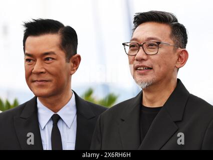 Cannes, Francia. 16 maggio 2024. L'attore Louis Koo (L) e il regista Pou-Soi Cheang hanno posato durante una chiamata fotografica per il film "Twilight of the Warriors: Walled in" alla 77a edizione del Festival di Cannes a Cannes, Francia meridionale, il 16 maggio 2024. Crediti: Gao Jing/Xinhua/Alamy Live News Foto Stock