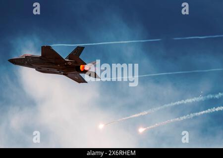 Un F-35A Lightning II assegnato al 56th Fighter Wing, Luke Air Force base, Ariz., esegue una corsa di strafing durante Haboob Havoc, il 24 aprile 2024 Foto Stock