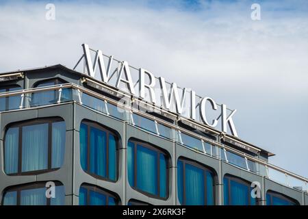 Ginevra, Svizzera - 5 aprile 2024: Warwick moderno business Luxury hotel a Ginevra Foto Stock