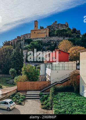 Il villaggio di Eze, costruito sulla cima di una collina, il più bel borgo medievale della Costa Azzurra Foto Stock