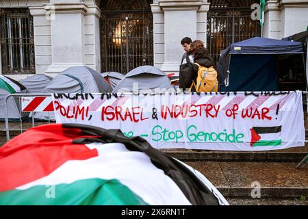 Milano, Italia. 15 maggio 2024. Uno striscione è visto fuori dall'Università del Politecnico durante un accampamento filo-palestinese per celebrare la commemorazione della 76a Nakba (catastrofe) del popolo palestinese. (Credit Image: © Valeria Ferraro/SOPA Images via ZUMA Press Wire) SOLO PER USO EDITORIALE! Non per USO commerciale! Foto Stock