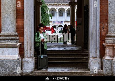 Milano, Italia. 15 maggio 2024. Una donna vista con un trolley fuori dall'Università Statale durante un accampamento filo-palestinese per celebrare la commemorazione della 76a Nakba (catastrofe) del popolo palestinese. (Credit Image: © Valeria Ferraro/SOPA Images via ZUMA Press Wire) SOLO PER USO EDITORIALE! Non per USO commerciale! Foto Stock