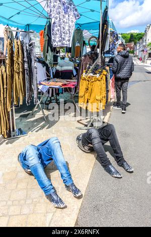 Mercato dell'abbigliamento con simpatiche gambe di manichino vestite di jeans blu malandato - Loches, Indre-et-Loire (37), Francia. Foto Stock