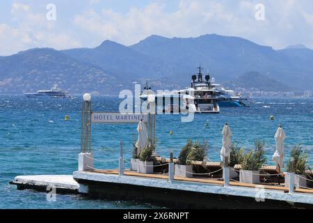 Cannes, Francia. 16 maggio 2024. © Pierre Teyssot/MAXPPP ; avvistamenti di celebrità - 'Festival International du Film de Cannes' 77a edizione del Festival di Cannes a Cannes, Francia meridionale, il 16 maggio 2024. Yachts and Martinez Beach © Pierre Teyssot/Maxppp 77° festival internazionale del cinema di Cannes che si svolge dal 14 al 25 maggio 2024 crediti: MAXPPP/Alamy Live News Foto Stock