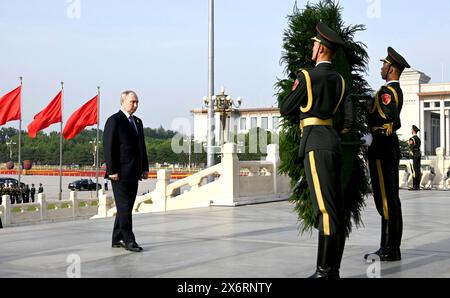 Pechino, Cina. 16 maggio 2024. Il presidente russo Vladimir Putin, durante una cerimonia di posa della corona presso il Monumento agli eroi del popolo in Piazza Tienanmen, 16 maggio 2024, a Pechino, Cina. Credito: Cremlino Pool/Russian Presential Press Service/Alamy Live News Foto Stock