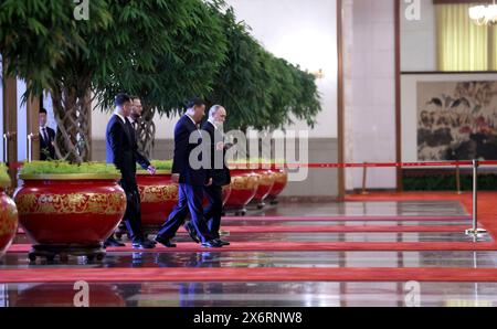 Pechino, Cina. 16 maggio 2024. Il presidente russo Vladimir Putin, a destra, è scortato dal presidente cinese Xi Jinping, a sinistra, al loro incontro bilaterale presso la grande sala del popolo, il 16 maggio 2024, a Pechino, in Cina. Credito: Cremlino Pool/Russian Presential Press Service/Alamy Live News Foto Stock