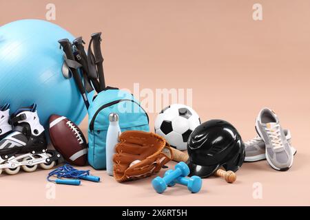 Numerose attrezzature sportive sullo sfondo beige Foto Stock