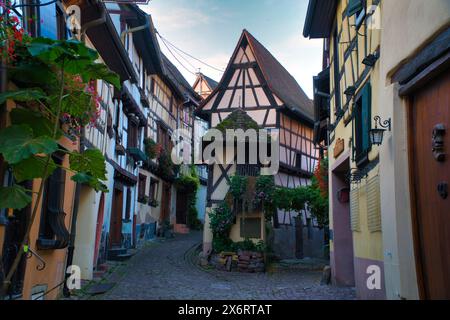 Eguisheim sulla Weinstrasse in Alsazia vicino a Basilea fa parte della splendida Francia Foto Stock