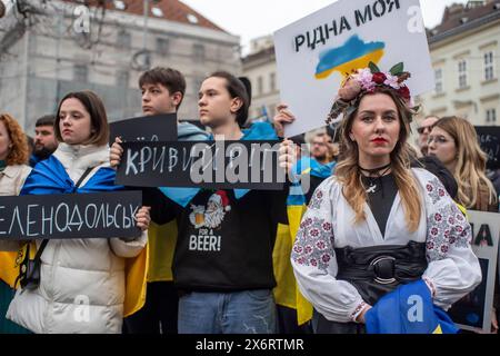 Dimostrazione di solidarietà Ucraina, Budapest, Ungheria UNGARN, 24.02.2024, Budapest V. Bezirk. Ukrainekrieg: Solidartitaetsdemo zum 2. La Jahrestag des russischen ha totalizzato Angriffs. Sammeln am Deak tÃ *** manifestazione di solidarietà Ucraina, Budapest, UNGHERIA UNGHERIA, 24 02 2024, Budapest V distretto Ucraina manifestazione di solidarietà di guerra nel secondo anniversario dell'attacco totale russo incontro a Deak tÃ Copyright: MartinxFejer/estost.net Fejer24022410 Foto Stock