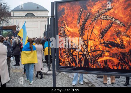 Dimostrazione di solidarietà Ucraina, Budapest, Ungheria UNGARN, 24.02.2024, Budapest V. Bezirk. Ukrainekrieg: Solidartitaetsdemo zum 2. La Jahrestag des russischen ha totalizzato Angriffs. Sammeln am Deak tÃ *** manifestazione di solidarietà Ucraina, Budapest, UNGHERIA UNGHERIA, 24 02 2024, Budapest V distretto Ucraina manifestazione di solidarietà di guerra nel secondo anniversario dell'attacco totale russo incontro a Deak tÃ Copyright: MartinxFejer/estost.net Fejer24022404 Foto Stock