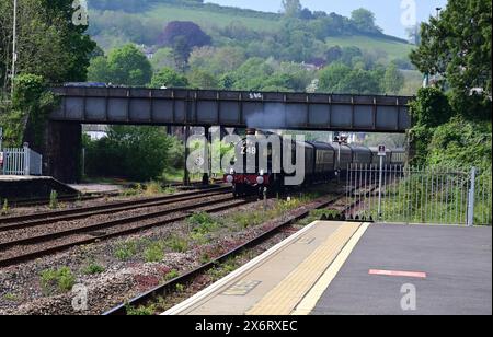 Castello GWR classe No. 7029 Castello di Clun che trasporta il tour ferroviario della "Great Western Railway" attraverso Totnes, nel Devon meridionale. Foto Stock