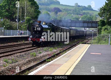 Castello GWR classe No. 7029 Castello di Clun che trasporta il tour ferroviario della "Great Western Railway" attraverso Totnes, nel Devon meridionale. Foto Stock