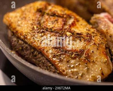 filetto d'anatra fritto con crosta dorata e condimenti asparagi verdi e arancia Foto Stock