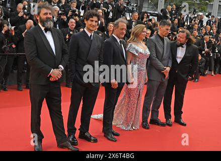 Cast e troupe le Deuxième Acte: Quentin Dupieux, Louis Garrel, Vincent Lindon, Léa Seydoux (Dior), Raphaël Quenard, Manuel Guillot cerimonia di apertura del Festival di Cannes 2024 "le Deuxième Acte" (il secondo atto) Festival di Cannes proiezione del 77° Festival di Cannes 14 maggio 2024 credito: Jacky Godard/Photo12 Foto Stock