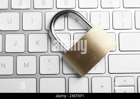 Sicurezza informatica. Lucchetto in metallo sulla tastiera, vista dall'alto Foto Stock