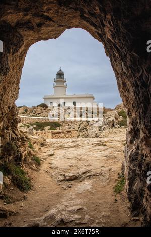 Faro de Cavalleria visto desde el interior de la cueva situada junto al faro. Minorca, España Foto Stock