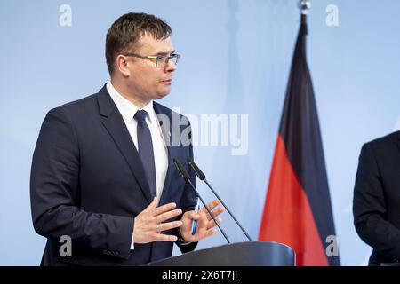 Laurynas Kasciunas litauischer Verteidigungsminister aufgenommen im Rahmen einer Pressekonferenz im BMVg a Berlino, 16.05.2024. Berlin Deutschland *** Laurynas Kasciunas Ministro della difesa lituano registrato durante una conferenza stampa al BMVg di Berlino, 16 05 2024 Berlino Germania Copyright: xLorenzxHuterxphotothek.dex Foto Stock