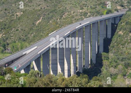 Viadotto prima di entrare in un tunnel sull'autostrada A10, Italia settentrionale Foto Stock