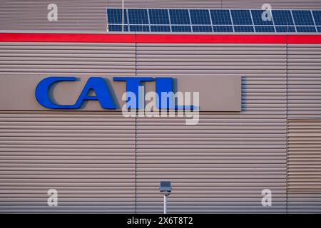 Banner pubblicitario CATL Contemporary Amperex Technology Limited produttore di batterie per veicoli elettrici su facciate, sviluppo sostenibile in T Foto Stock