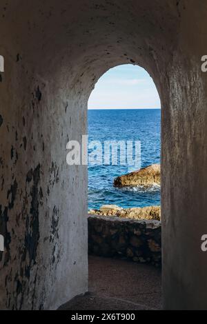 Arco su un sentiero lungo la riva del mare nel comune di Cap d'Ail, nel sud della Francia Foto Stock