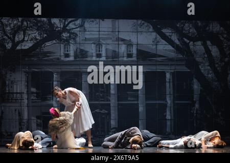 Londra, Regno Unito. 16 maggio 2024. Blanche interpretata da Marge Hendrick e membri dello Scottish Ballet eseguono Un tram chiamato Desire al Sadler's Wells Theatre di Londra. Crediti: Katie Collins/EMPICS/Alamy Live News Foto Stock