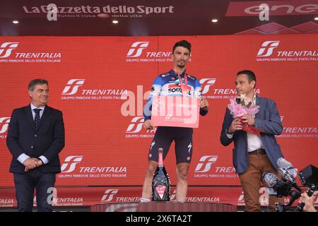 Fano, Italia. 16 maggio 2024. Alaphilippe Julian (Team Soudal - Quickstep) si aggiudica la 12a tappa del giro d'Italia da Martinsicuro a Fano, Italia - giovedì 16 maggio 2024 - Sport, Ciclismo (foto di Fabio Ferrari/LaPresse) crediti: LaPresse/Alamy Live News Foto Stock