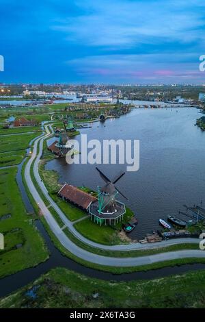 Vista aerea dei tipici mulini a vento di Zaanse Schans in primavera. Zaanse Schans, Olanda settentrionale, comune di Zaanstad, Paesi Bassi, Europa. Foto Stock