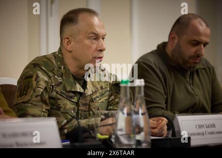 Charkiv, Ucraina. 16 maggio 2024. Il comandante in capo ucraino Oleksandr Syrskyi, a sinistra, informa il presidente Volodymyr Zelenskyy durante una riunione con il personale del comandante in capo supremo, 16 maggio 2024, nella regione di Charkiv, Ucraina. Credito: Presidenza Ucraina/Ufficio stampa presidenziale ucraino/Alamy Live News Foto Stock