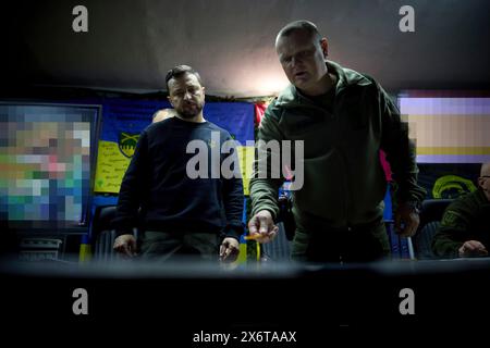 Charkiv, Ucraina. 16 maggio 2024. Il presidente ucraino Volodymyr Zelenskyy è informato sui combattimenti lungo le linee del fronte dal comandante della 92a brigata d'assalto separata Pavlo Fedosenko, a destra, 16 maggio 2024, nella regione di Charkiv, Ucraina. Credito: Presidenza Ucraina/Ufficio stampa presidenziale ucraino/Alamy Live News Foto Stock