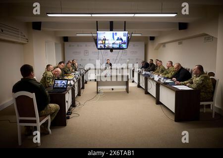 Charkiv, Ucraina. 16 maggio 2024. Il presidente ucraino Volodymyr Zelenskyy è informato sui combattimenti in prima linea dallo staff del comandante supremo in capo a Charkiv, 16 maggio 2024, nella regione di Charkiv, Ucraina. Credito: Presidenza Ucraina/Ufficio stampa presidenziale ucraino/Alamy Live News Foto Stock
