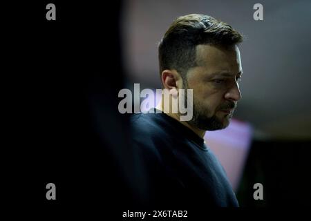 Charkiv, Ucraina. 16 maggio 2024. Il presidente ucraino Volodymyr Zelenskyy è informato sui combattimenti lungo le linee del fronte dal comandante della 92a brigata d'assalto separata Pavlo Fedosenko, 16 maggio 2024, nella regione di Charkiv, Ucraina. Credito: Presidenza Ucraina/Ufficio stampa presidenziale ucraino/Alamy Live News Foto Stock