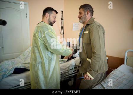 Charkiv, Ucraina. 16 maggio 2024. Il presidente ucraino Volodymyr Zelenskyy, a sinistra, regala medaglie militari ai soldati feriti in prima linea, 16 maggio 2024, nella regione di Charkiv, Ucraina. Credito: Presidenza Ucraina/Ufficio stampa presidenziale ucraino/Alamy Live News Foto Stock