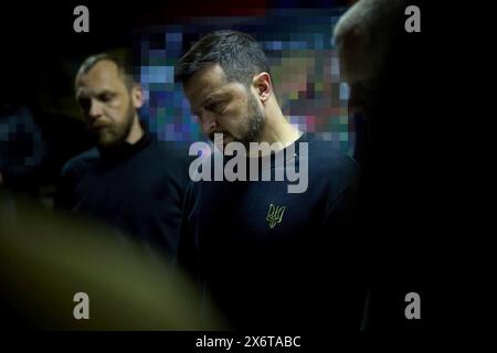 Charkiv, Ucraina. 16 maggio 2024. Il presidente ucraino Volodymyr Zelenskyy è informato sui combattimenti lungo le linee del fronte dal comandante della 92a brigata d'assalto separata Pavlo Fedosenko, 16 maggio 2024, nella regione di Charkiv, Ucraina. Credito: Presidenza Ucraina/Ufficio stampa presidenziale ucraino/Alamy Live News Foto Stock