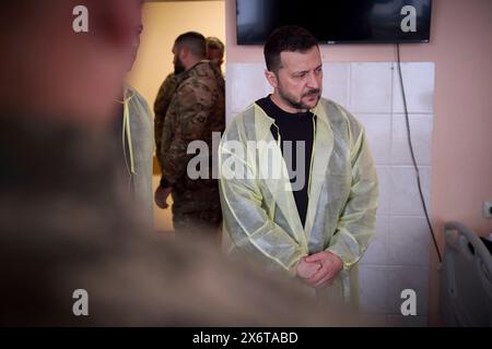 Charkiv, Ucraina. 16 maggio 2024. Il presidente ucraino Volodymyr Zelenskyy visita i soldati feriti in prima linea, 16 maggio 2024, nella regione di Charkiv, Ucraina. Credito: Presidenza Ucraina/Ufficio stampa presidenziale ucraino/Alamy Live News Foto Stock