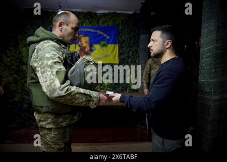 Charkiv, Ucraina. 16 maggio 2024. Il presidente ucraino Volodymyr Zelenskyy, a destra, presenta medaglie militari ai soldati con la 92a brigata d'assalto separata che combatte le forze russe in prima linea, 16 maggio 2024, nella regione di Charkiv, Ucraina. Credito: Presidenza Ucraina/Ufficio stampa presidenziale ucraino/Alamy Live News Foto Stock