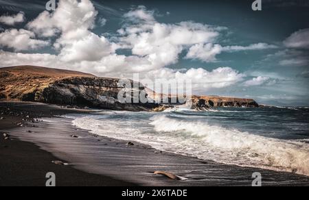 Fantastica vista panoramica della spiaggia nera di Ajuy, Fuerteventura, Spagna, mare, onde, blu, orizzonte Foto Stock