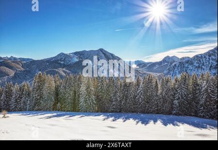 Vista soleggiata in inverno dei monti Tegernsee, Aueralm, Hirschberg, cielo azzurro, Baviera Foto Stock