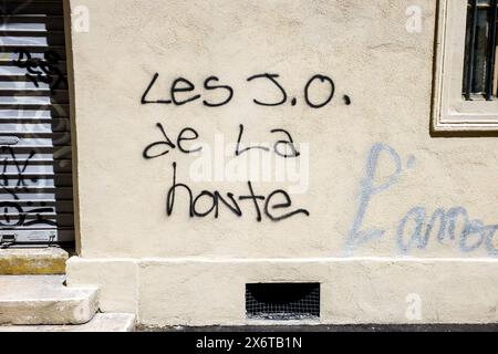 Marsiglia, Francia. 9 maggio 2024. Uno slogan contro i Giochi Olimpici di Parigi 2024 è stato apposto su un muro nel quartiere Réformés di Marsiglia, in Francia, il 9 maggio 2024. Foto di Laurent Coust/ABACAPRESS. COM credito: Abaca Press/Alamy Live News Foto Stock