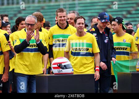 Imola, Italia. 16 maggio 2024. (Da L a R): Stefano Domenicali (ITA) Presidente e CEO di Formula 1; Sebastian Vettel (GER) - piloti e personale di squadra - corsa omaggio per Ayrton Senna e Roland Ratzenberger. 16.05.2024. Formula 1 Campionato del mondo, Rd 7, Gran Premio dell'Emilia Romagna, Imola, Italia, giornata di preparazione. Il credito fotografico dovrebbe essere: XPB/Alamy Live News. Foto Stock