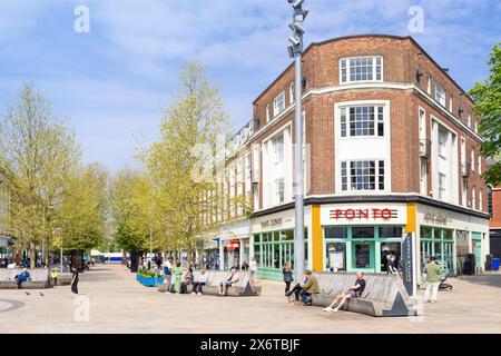 Hull City Centre Queen Victoria Square con ristorante Ponto Lounge e King Edward Street Hull Kingston upon Hull Yorkshire Inghilterra Regno Unito Europa Foto Stock