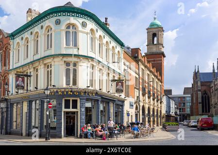 Hull UK People al pub Kingston di Hull, sul lato di Trinity Square North Church, sul lato di Trinity House, Kingston upon Hull, Yorkshire, Inghilterra, Regno Unito, Europa Foto Stock