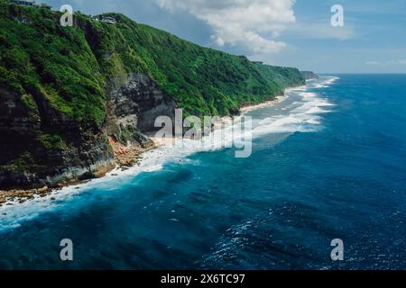 Paesaggio di montagna con costa e oceano turchese a Bali. Vista aerea Foto Stock