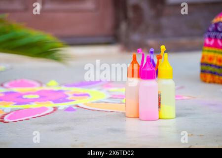 bottiglia di polvere colorata utilizzata per fare un rangoli un'arte tradizionale realizzata sui pavimenti durante le feste di diwali, dussera, onam nella cultura indù Foto Stock