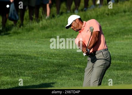 Louisville, Stati Uniti. 16 maggio 2024. Tiger Woods chips sul decimo green durante la prima gara del campionato PGA 2024 al Valhalla Golf Course giovedì 16 maggio 2024 a Louisville, Kentucky. Foto di John Sommers II/UPI credito: UPI/Alamy Live News Foto Stock